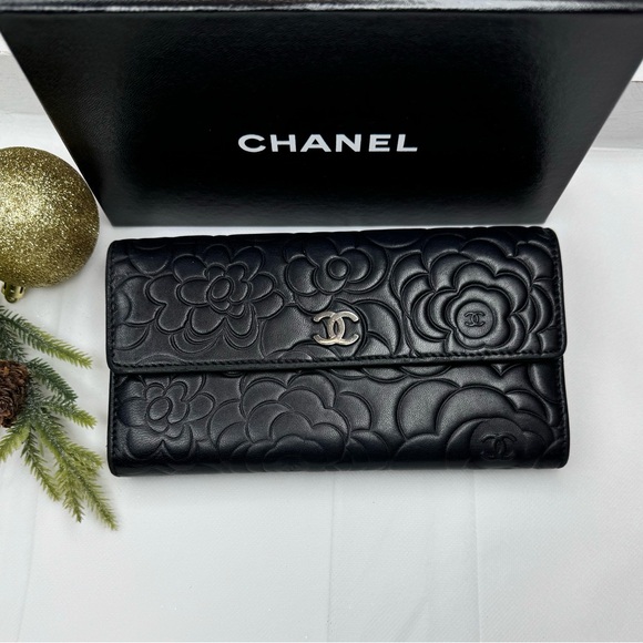 CHANEL 
Caviar Camellia Embossed Flap Wallet Black - Picture 4 of 14